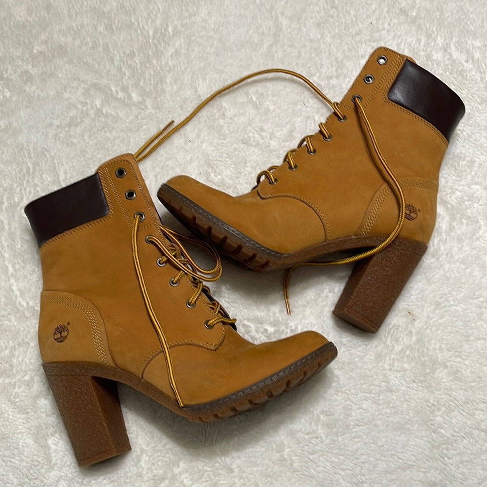Womens like new Timberland Heel boots